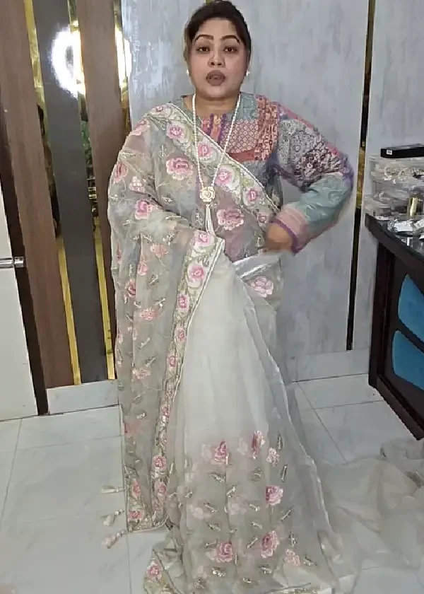 লাক্সারি অফ-হোয়াইট মসলি...